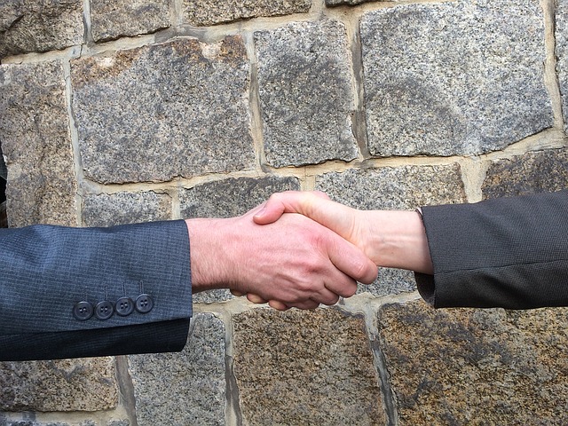 handshake-1205055_640